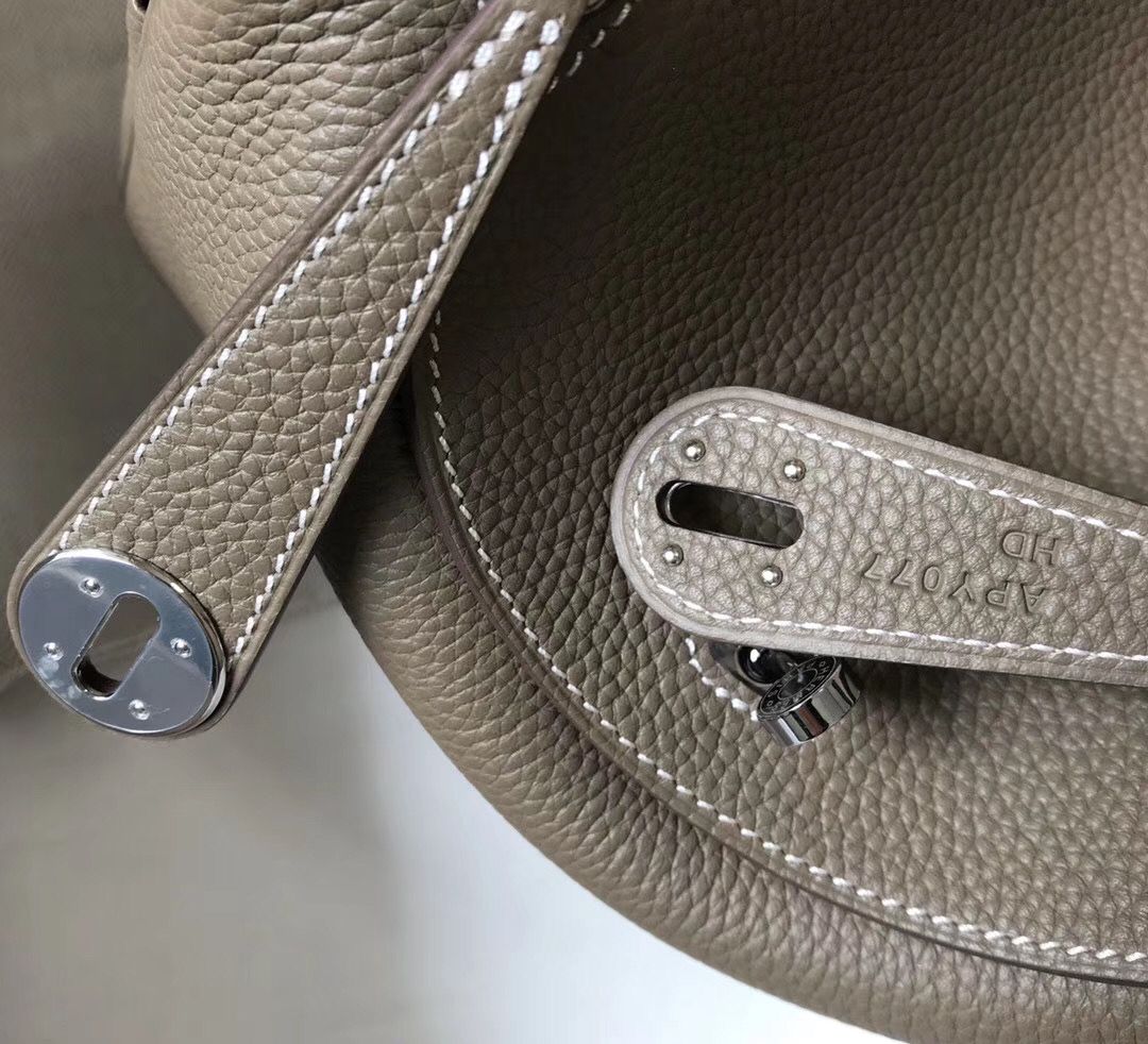 Hermes Lindy 26cm Bag In Taupe Grey Clemence Leather - Image 5
