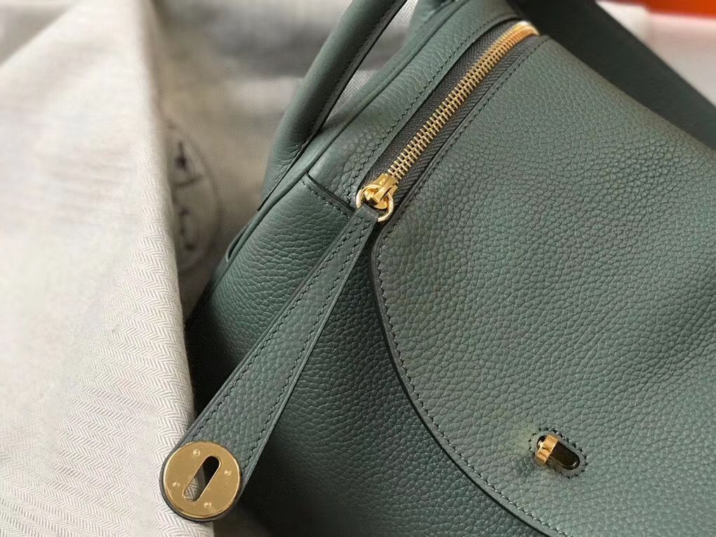 Hermes Lindy 26cm Bag In Vert Amande Clemence Leather GHW - Image 6