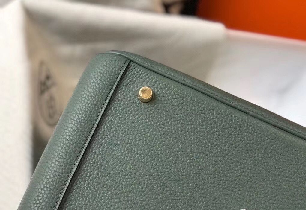 Hermes Lindy 26cm Bag In Vert Amande Clemence Leather GHW - Image 9