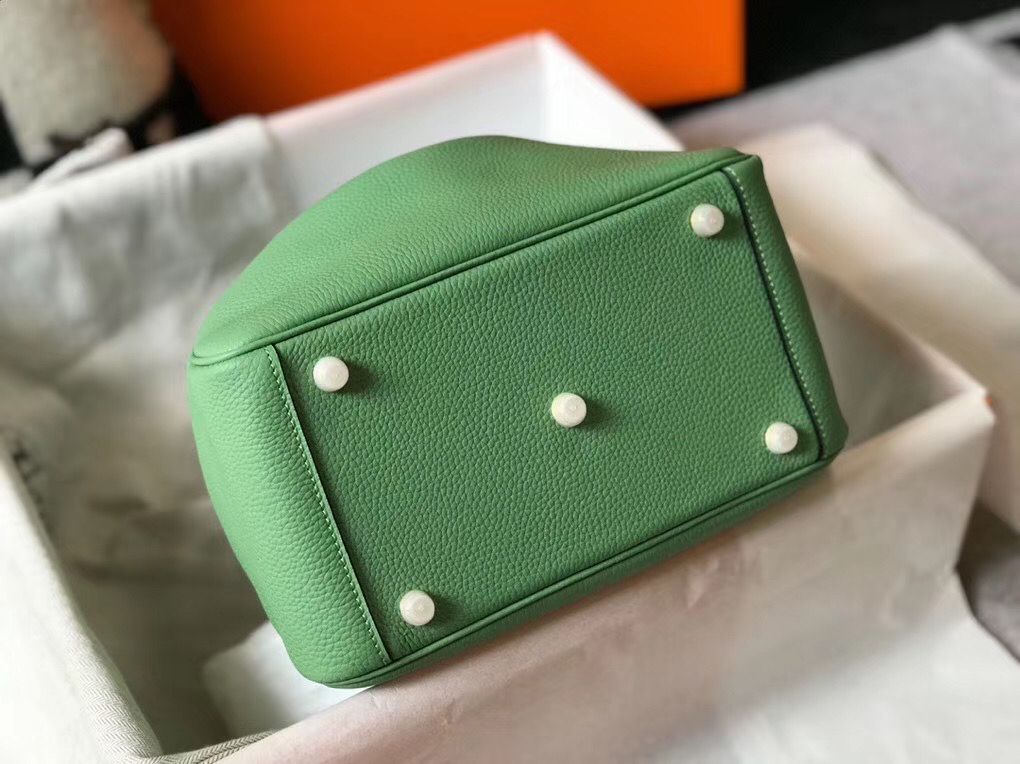 Hermes Lindy 26cm Bag In Vert Criquet Clemence Leather GHW - Image 4