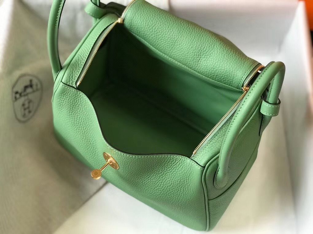 Hermes Lindy 26cm Bag In Vert Criquet Clemence Leather GHW - Image 9
