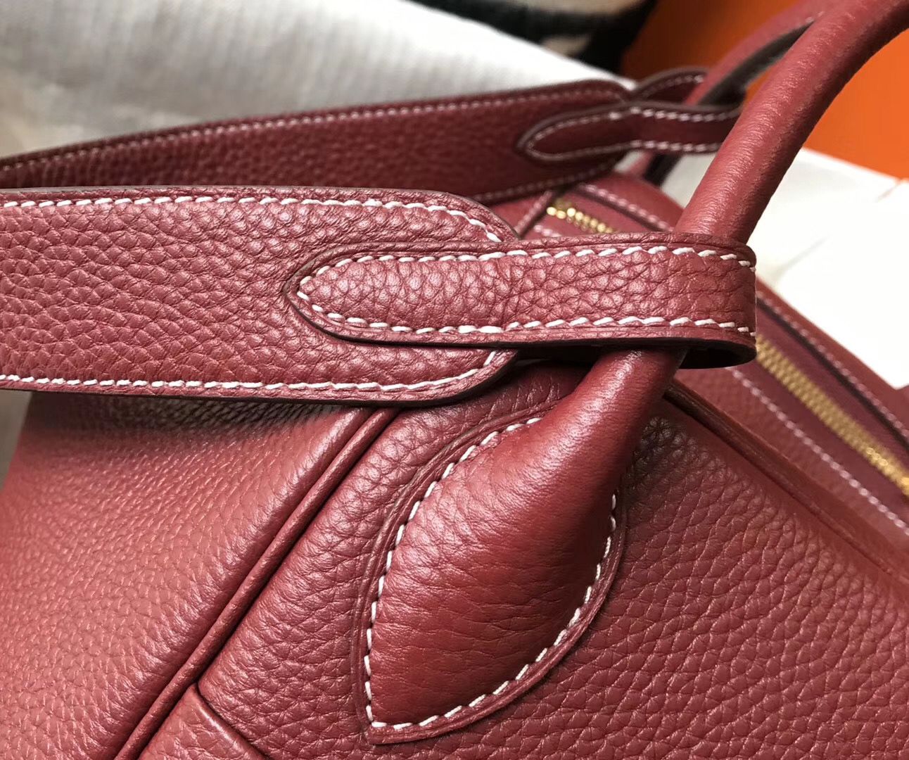 Hermes Lindy 30cm Bag In Bordeaux Clemence Leather GHW - Image 5