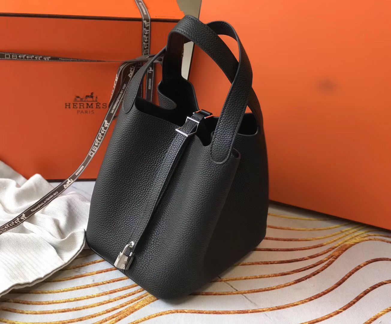 Hermes Picotin Lock 18 Bag In Black Clemence Leather - Image 8