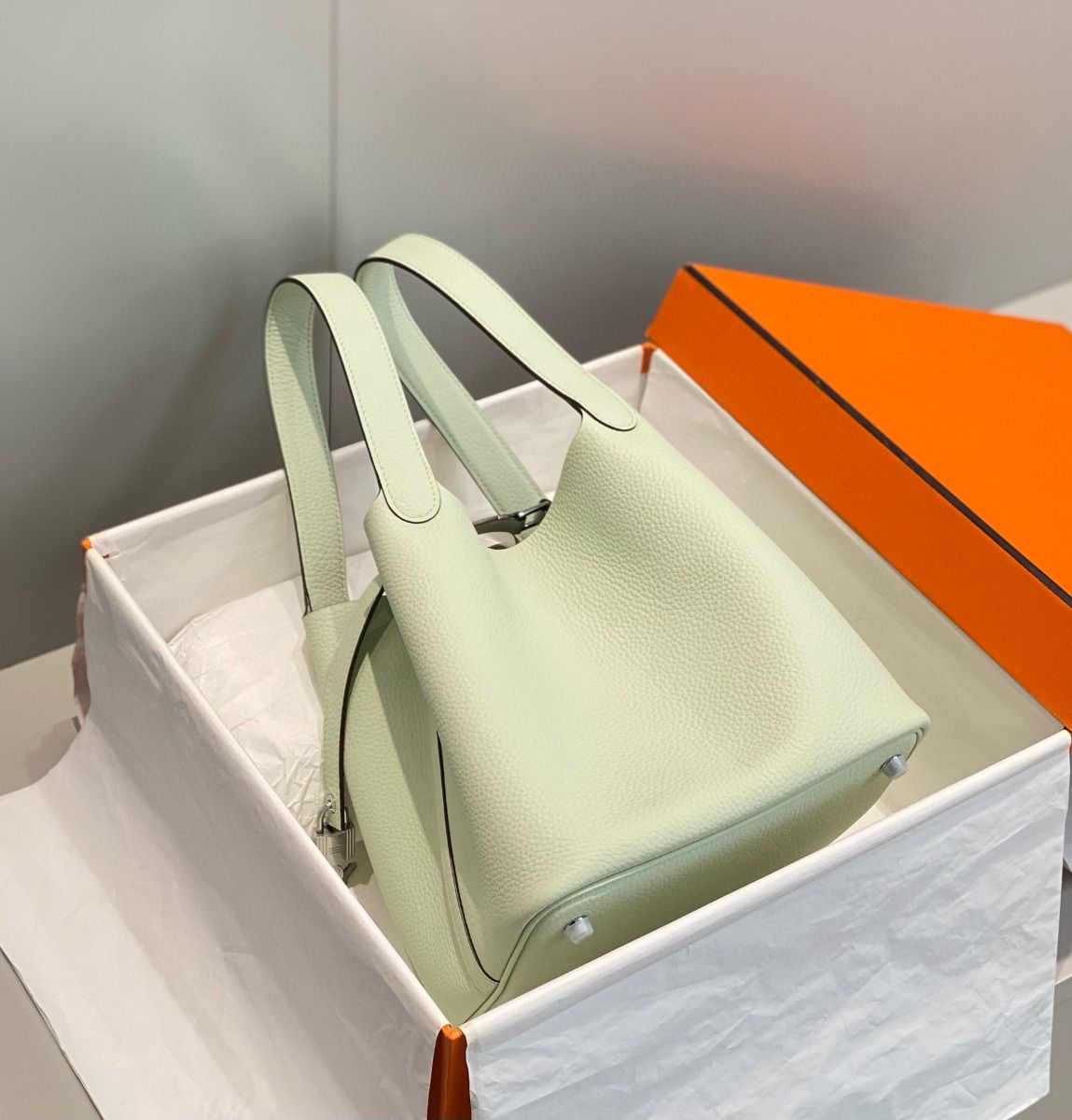 Hermes Picotin Lock 22 Bag In Vert Fizz Clemence Leather - Image 4