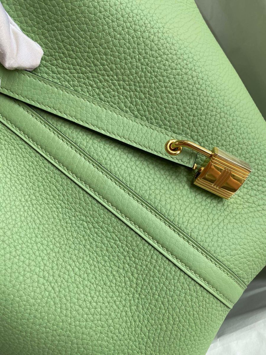 Hermes Picotin Lock 22 Handmade Bag in Vert Criquet Clemence Leather - Image 4