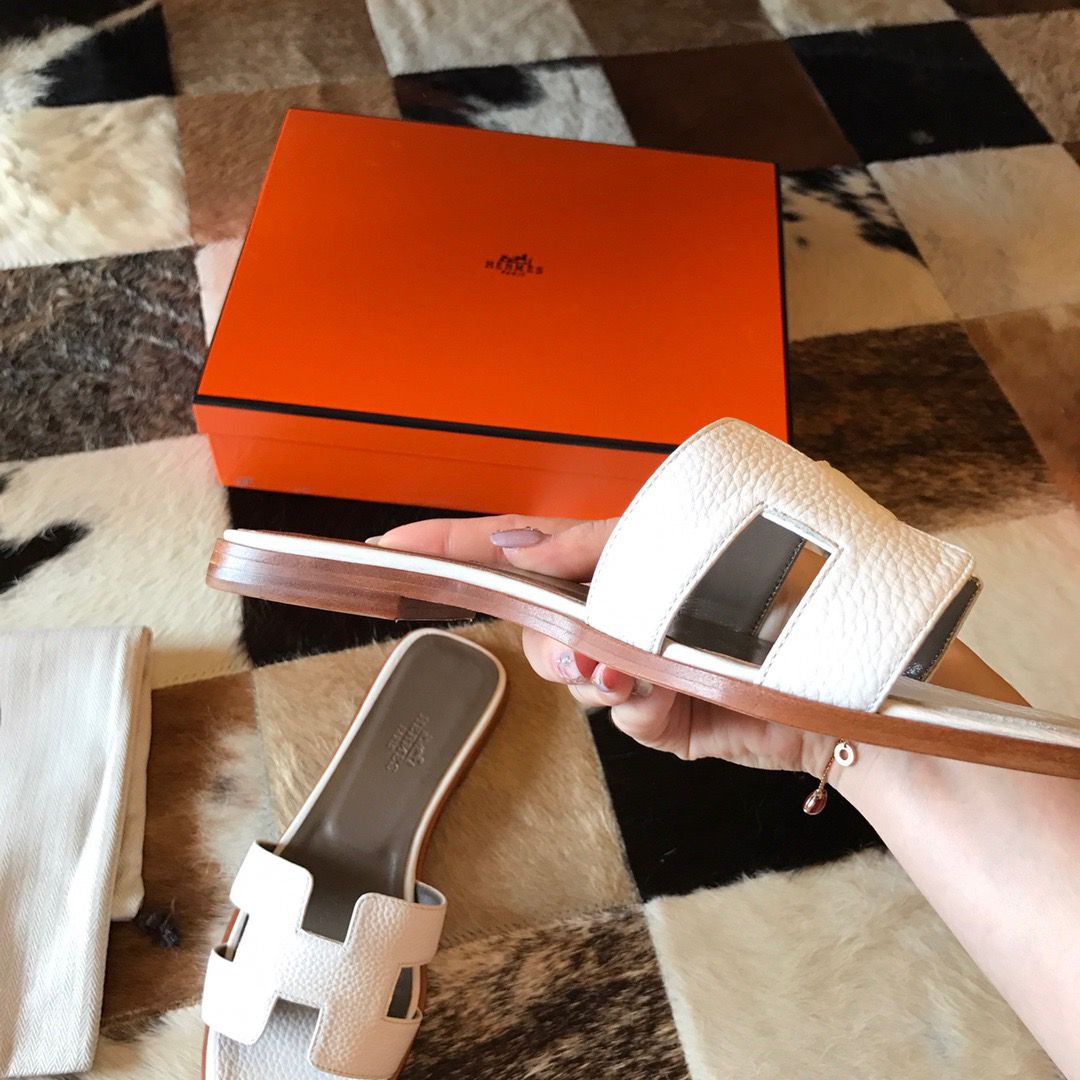 Hermes Oran Slide Sandals In White Clemence Leather - Image 7