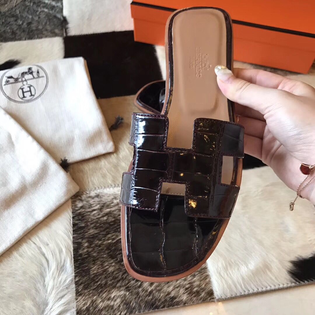 Hermes Oran Sandals In Burgundy Shiny Niloticus Crocodile - Image 4