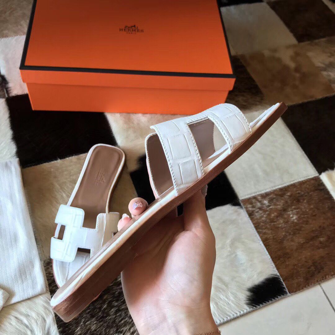 Hermes Oran Sandals In White Shiny Niloticus Crocodile - Image 4