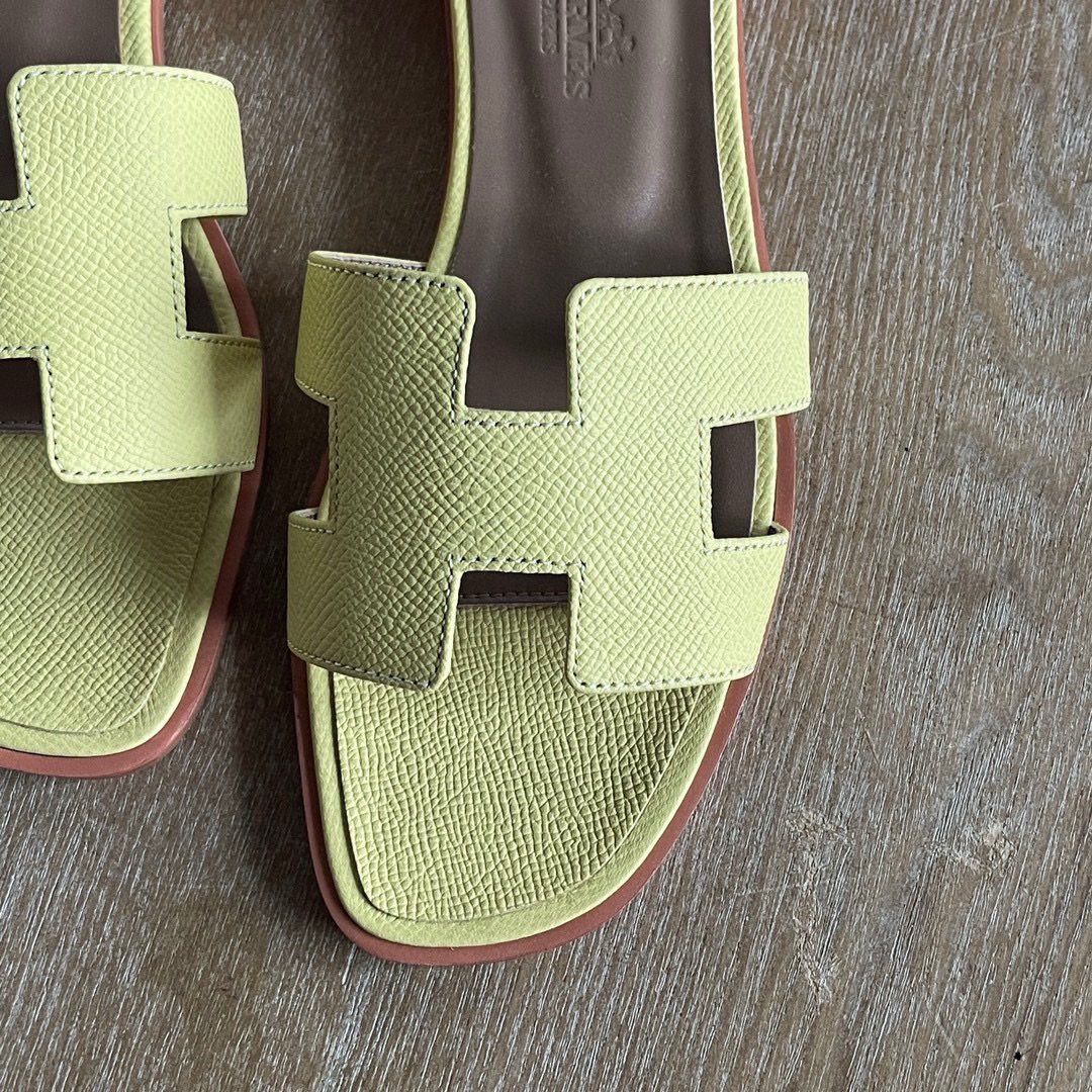 Hermes Oran Slide Sandals in Jaune Poussin Epsom Calfskin - Image 3