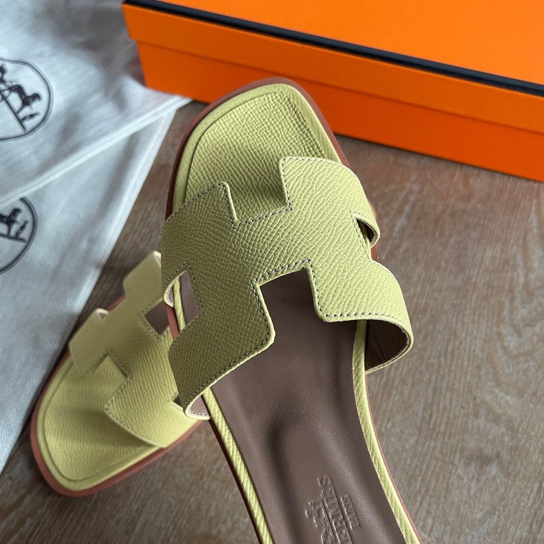 Hermes Oran Slide Sandals in Jaune Poussin Epsom Calfskin - Image 4