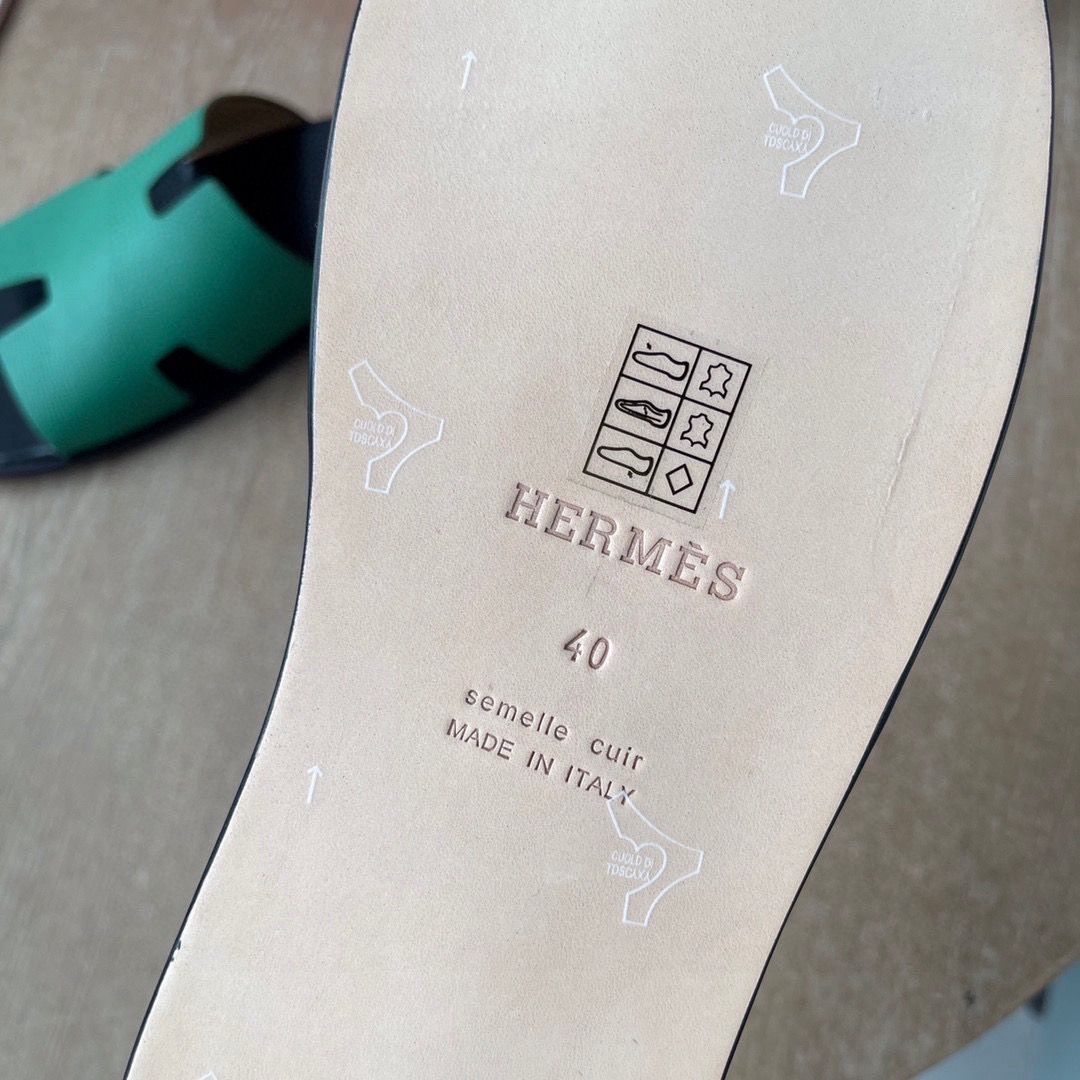 Hermes Izmir Sandals in Vert Vertigo Epsom Calfskin with Black Insole - Image 5