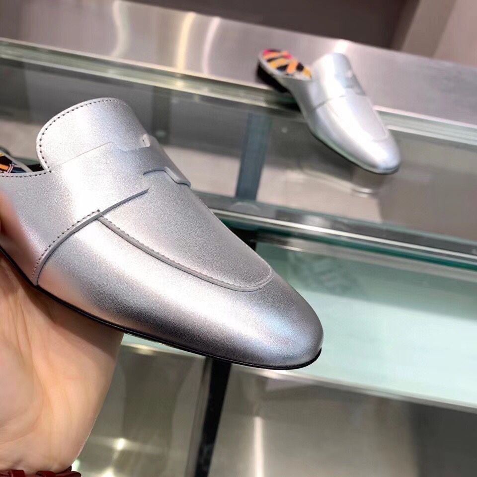 Hermes Catena Mules In Silver Metallic Calfskin - Image 8