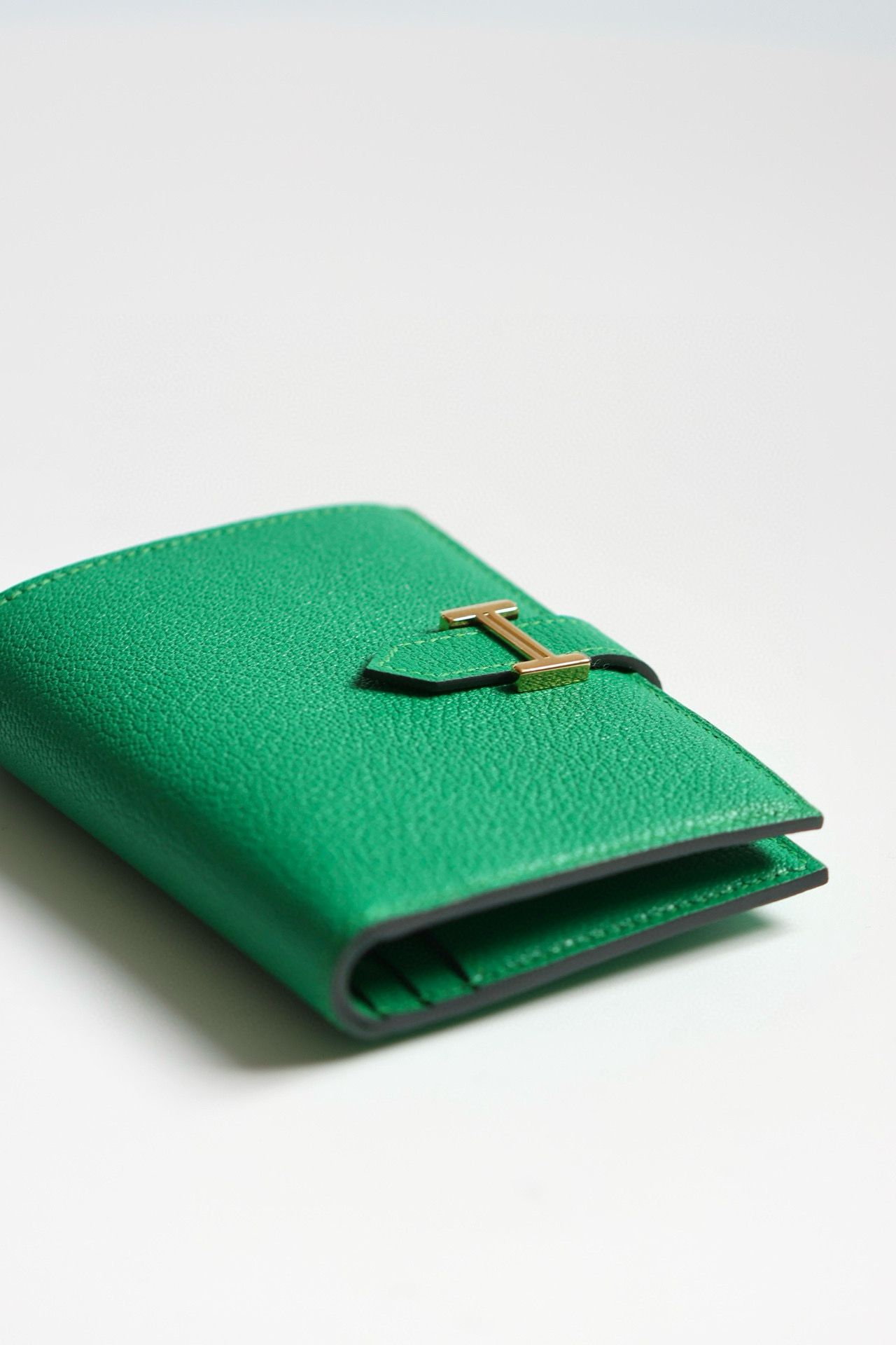 Hermes Bearn Compact Handmade Wallet in Bambou Chevre Mysore Goatskin - Image 4